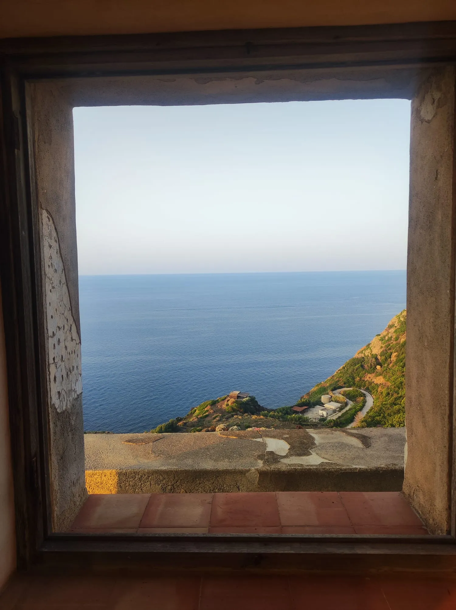 Il mare visto da una finestra aperta